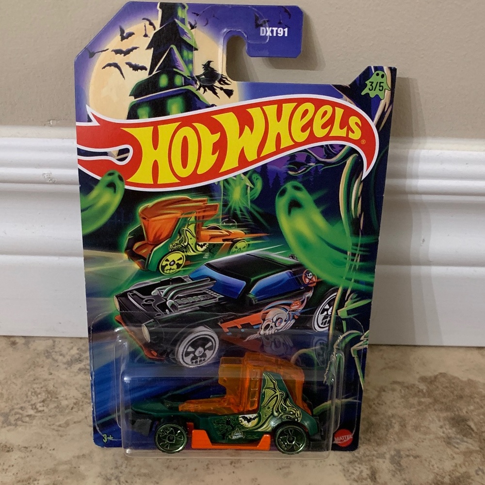 Hot Wheels NEW Haul-o-Gram 2025 Halloween 3 of 5. DXT91 JCG91-ND710 21A
